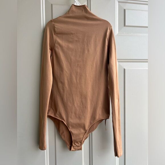 SKIMS mock neck long sleeve bodysuit camel Size small/medium - Picture 2 of 6